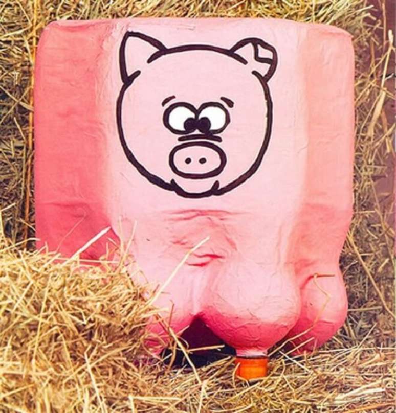 29. Modelo de puff de garrafa pet infantil com desenho de porquinho. Fonte: Pinterest