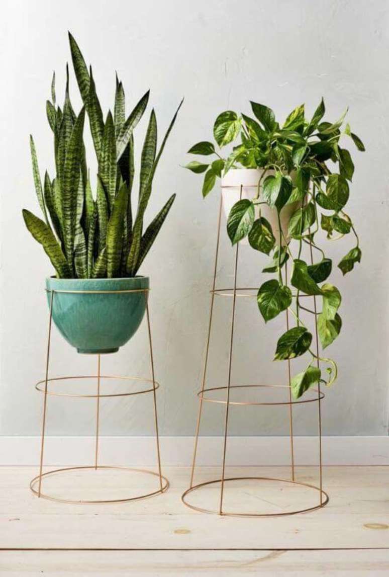 52. Suporte de ferro para planta jiboia e espada de s&atilde;o jorge &ndash; Via: Pinterest