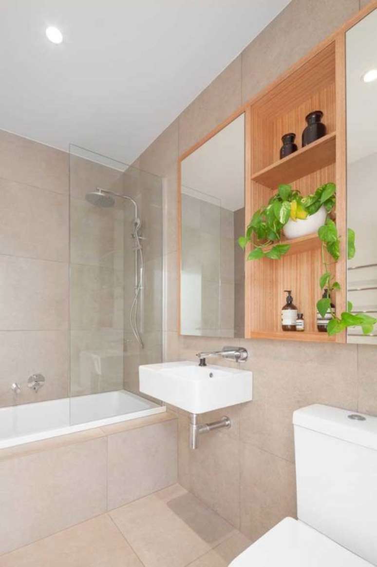 16. Banheiro moderno com vaso de planta jiboia nos armários – Via: Pinterest