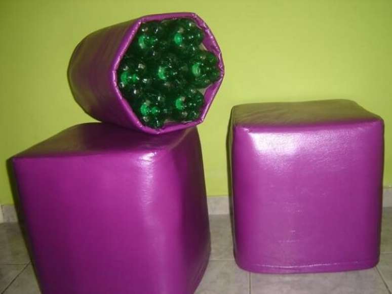 17. Puff de garrafa pet com acabamento roxo. Fonte: Pinterest