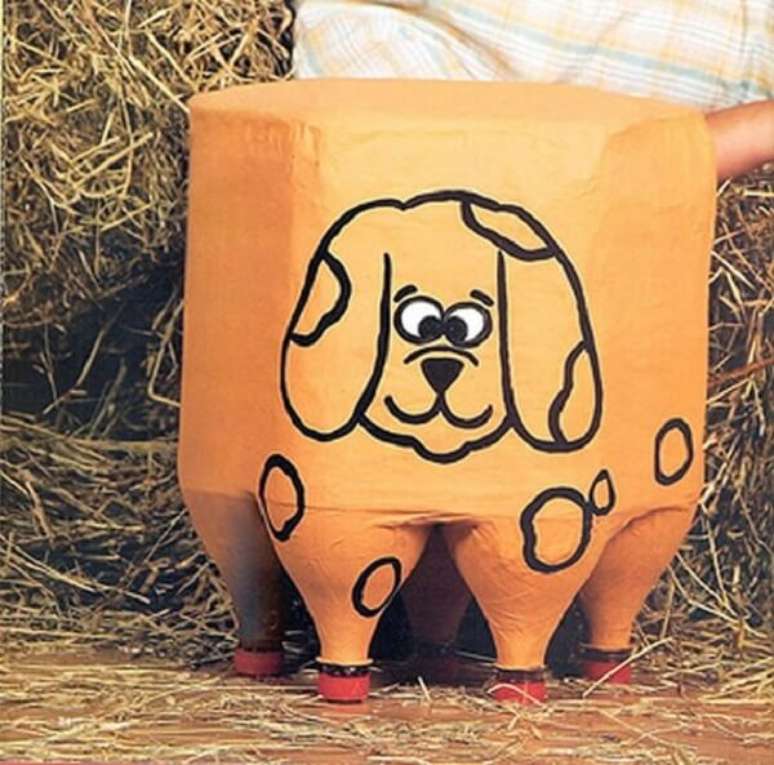 34. Puff de garrafa pet com desenho de cachorrinho. Fonte: Pinterest