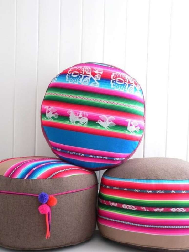 25. Puff de garrafa pet e papel&atilde;o com acabamento colorido. Fonte: Pinterest