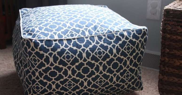 24. Puff de garrafa pet e papel&atilde;o em formato quadrado. Fonte: Revista Artesanato