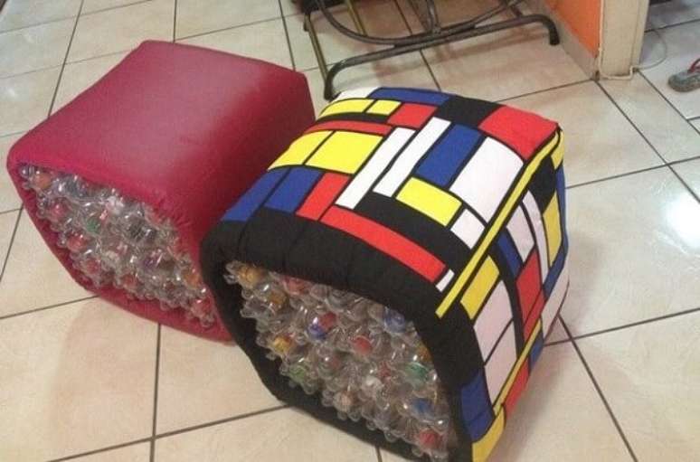 37. Puff de garrafa pet f&aacute;cil em formato quadrado. Fonte: Pinterest