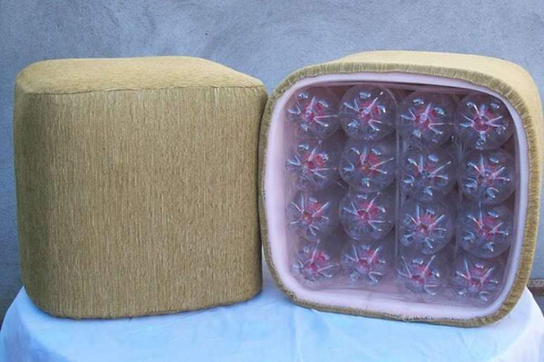 32. Puff de garrafa pet f&aacute;cil quadrado com 16 garrafas. Fonte: Pinterest