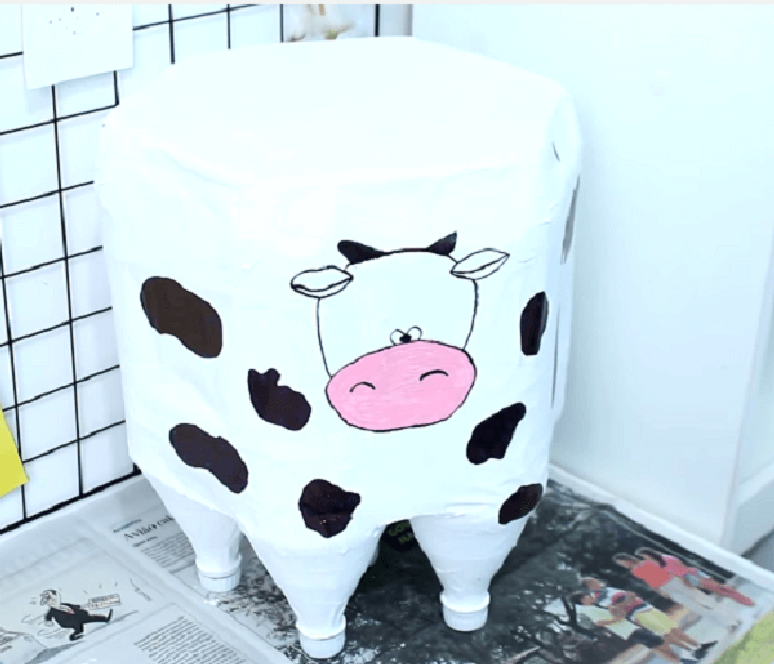 16. Puff de garrafa pet infantil com desenho de vaquinha. Fonte: Pinterest