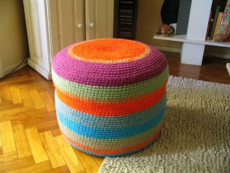38. Puff de garrafa pet redondo feito com croch&ecirc; colorido. Fonte: Pinterest