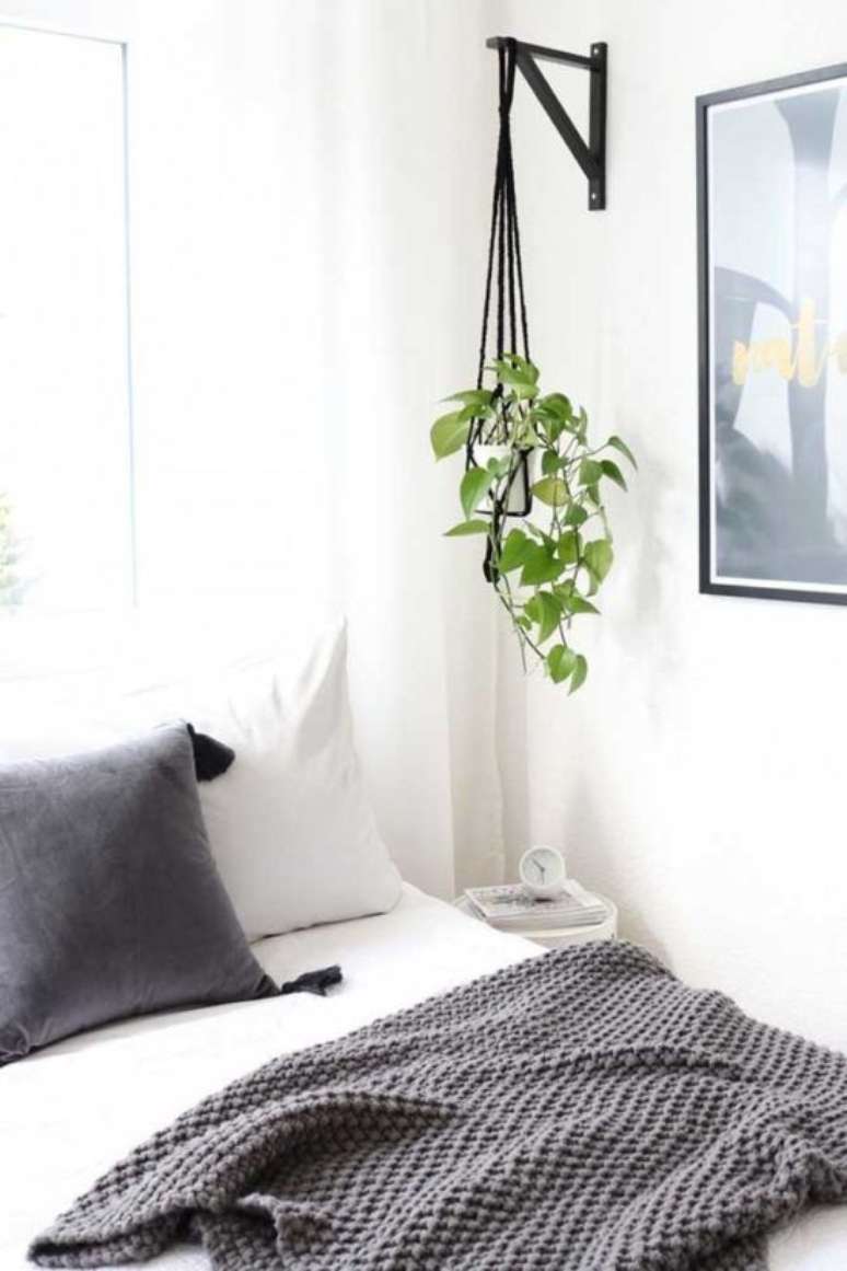 29. Quarto decorado com a planta jiboia acima do criado mudo – Via: Pinterest