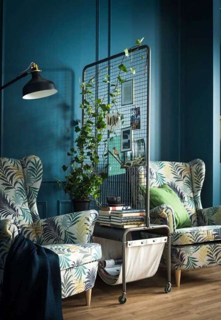 31. Sala colorida com vaso de planta jiboia na divis&oacute;ria moderna de ferro &ndash; Via: Pinterest