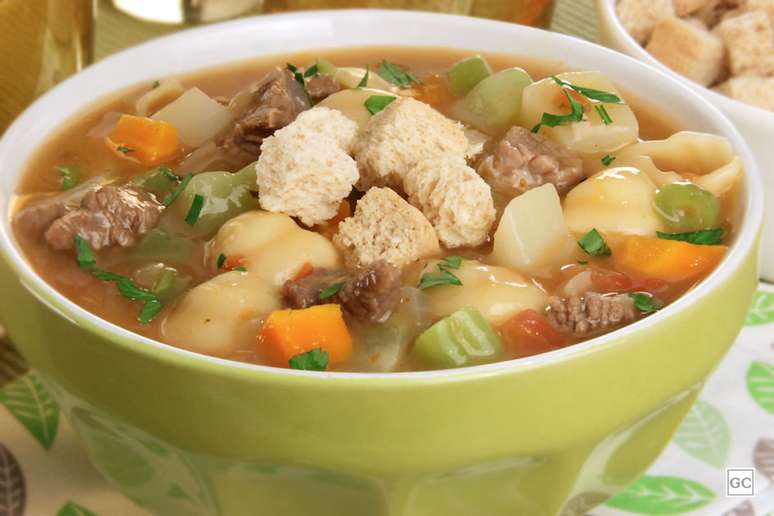 Guia da Cozinha - 9 Receitas de sopa de carne e legumes para aquecer seu dia