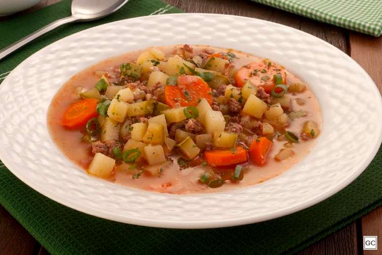 Guia da Cozinha - 9 Receitas de sopa de carne e legumes para aquecer seu dia