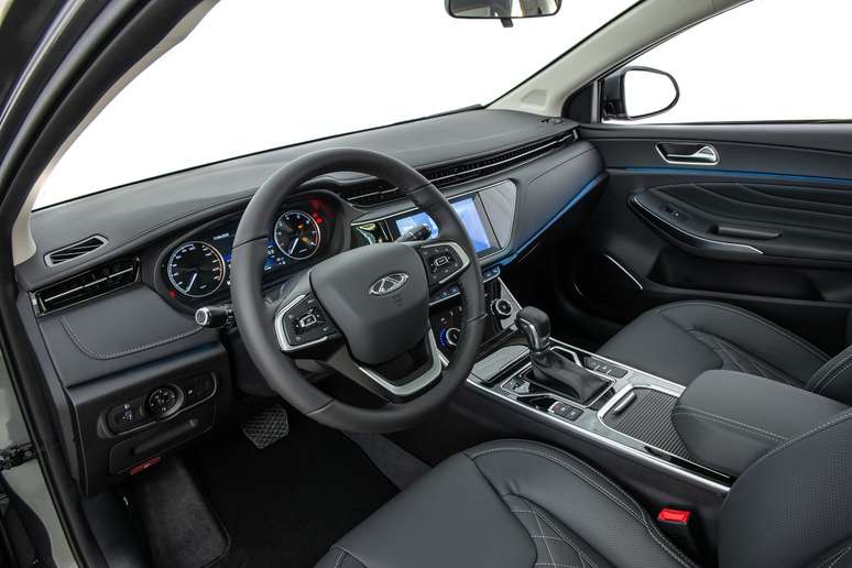 Interior do Caoa Chery Arizzo 6: acabamento premium, com costuras aparentes.