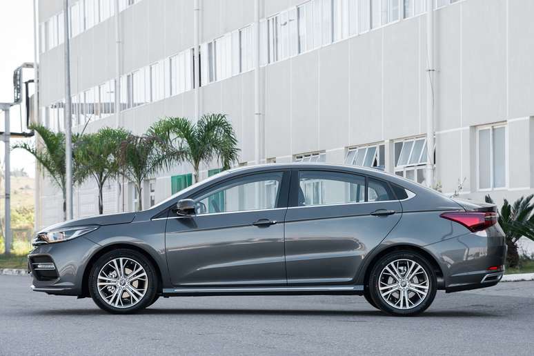 Novo sed&atilde; chin&ecirc;s tem 4,675 m de comprimento e rodas de liga leve de 17" com cinco raios.