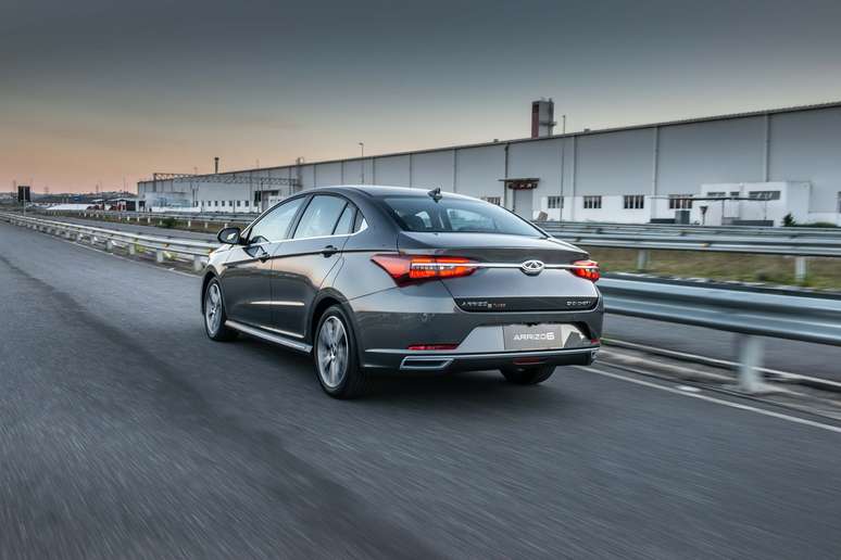 Arrizo 6 tem design criado na Europa, linhas horizontais e o maior porta-malas da categoria.