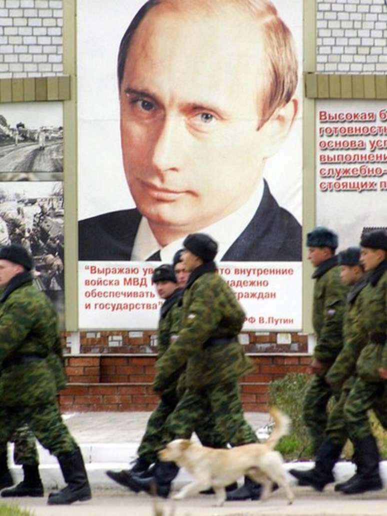 A visibilidade de Putin se estende por toda a Federação Russa - como pode ser visto aqui em uma base do exército russo em Grozny, Chechênia