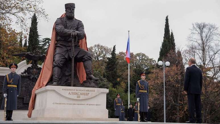 Putin e um monumento ao czar Alexandre III, pai do último czar romanov Nicolau II, em Yalta, na Crimeia, em 2017