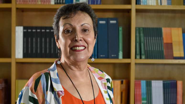 'Quanto mais velho, mais preconceito', diz Ana Amélia Camarano, do Ipea, sobre discriminação contra trabalhadores idosos.