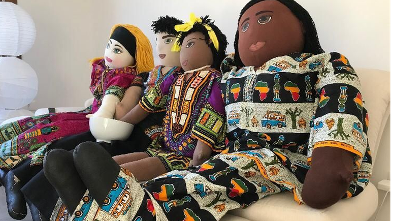 Uma família interracial de bonecos é colocada em situações do dia a dia que permitam aos educadores abordar as relações étnico-raciais com as crianças