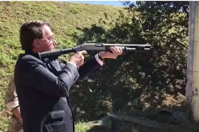 A visita de Bolsonaro ao Comando da PF, em que testou pistola, espingarda e fuzil