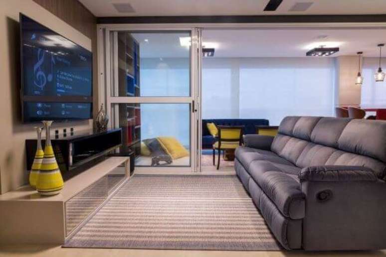 2. Traga muito mais conforto para a sala de Tv investindo em um sofá retrátil e reclinável. Fonte: Pinterest