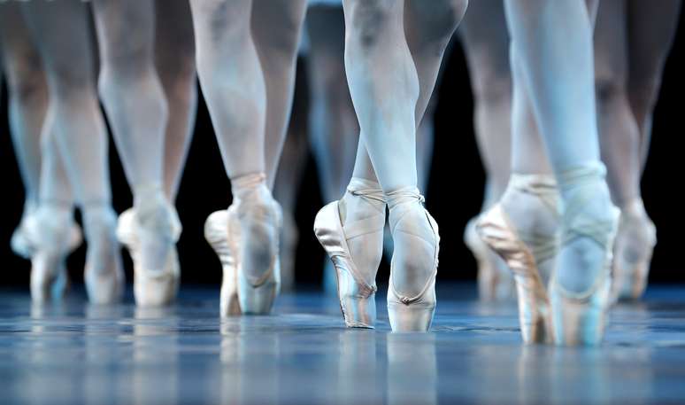 Bailarinas se apresentam em Londres
02/08/2012
REUTERS/Mike Blake