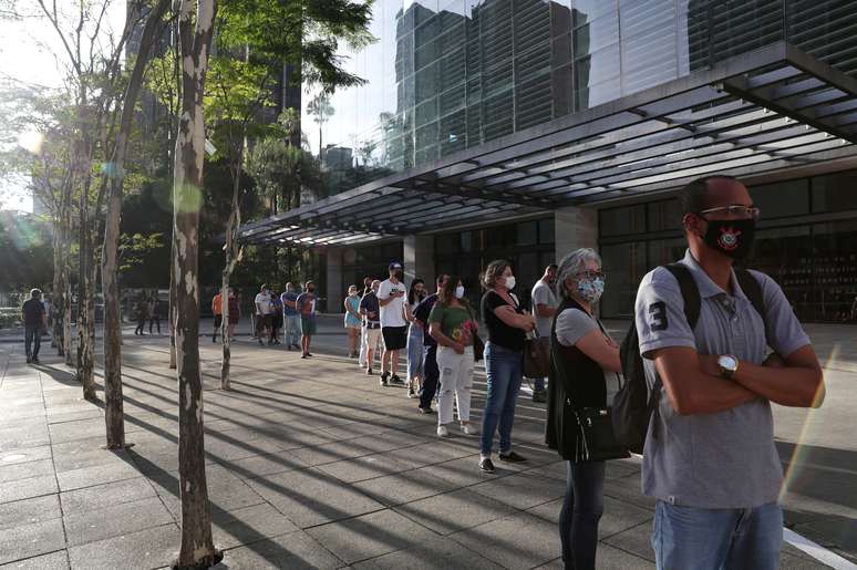 Pessoas fazem fila do lado de fora de shopping center em São Paulo
11/06/2020
REUTERS/Amanda Perobelli