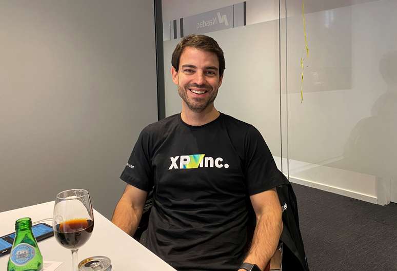 Diretort financeiro da XP Inc, Bruno Constantino, em entrevista na Nasdaq, dezembro 2019.
REUTERS/Joshua Franklin
