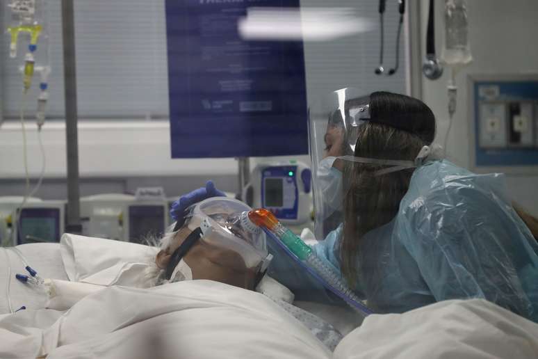 Um parente interage com um paciente de 76 anos, que foi infectado pelo coronavírus, no Chile. 18/06/2020. REUTERS/Ivan Alvarado.