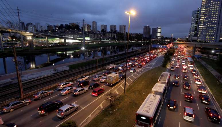 Tráfego intenso de veículos na Marginal Pinheiros, em São Paulo (SP) 
22/07/2011
REUTERS/Nacho Doce