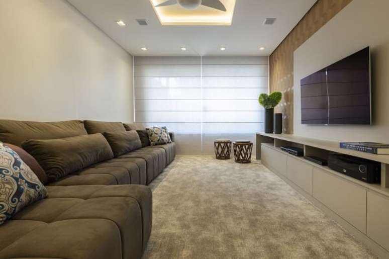 3. Modelo de sofá retrátil e reclinável 4 lugares com tecido aveludado. Projeto por Mav Arquitetura
