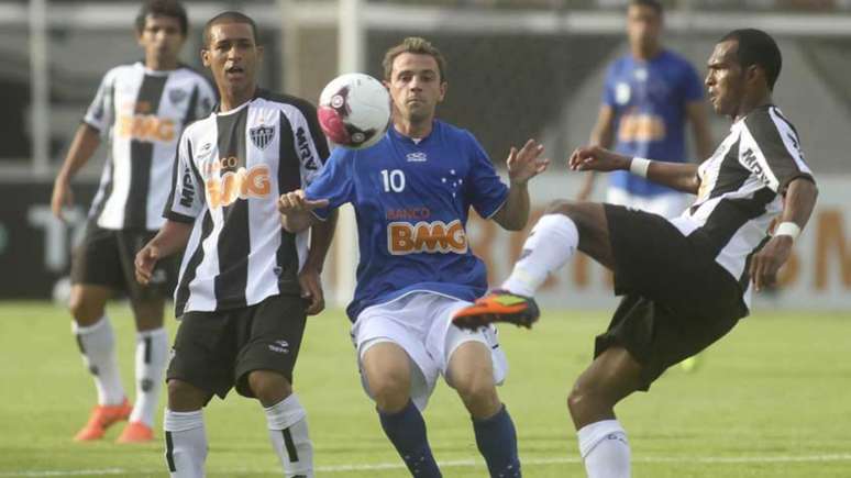 Raposa e Galo fizeram vários duelos na Arena do Jacaré entre 2010 e 2012-(Foto: Gil Leonardi/Lancepress!)