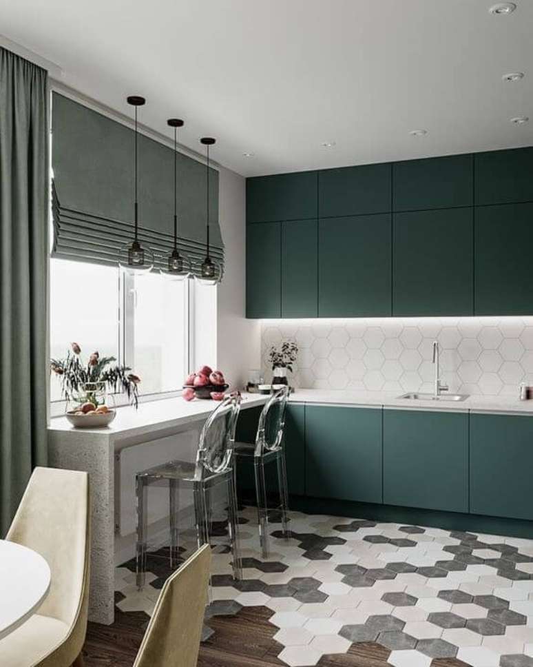 2. Armário de cozinha planejada verde com bancada – Via: Pinterest