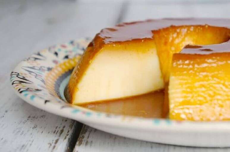 6. Tenha cuidado na hora de desenformar o pudim de leite condensado &ndash; Foto: Muito Chique