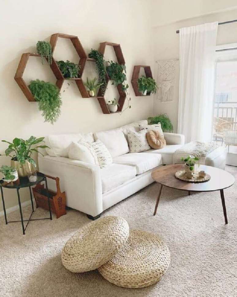 19. Decoração com plantas na parede de sala branca com puffs de fibras naturais – Foto: Pinterest