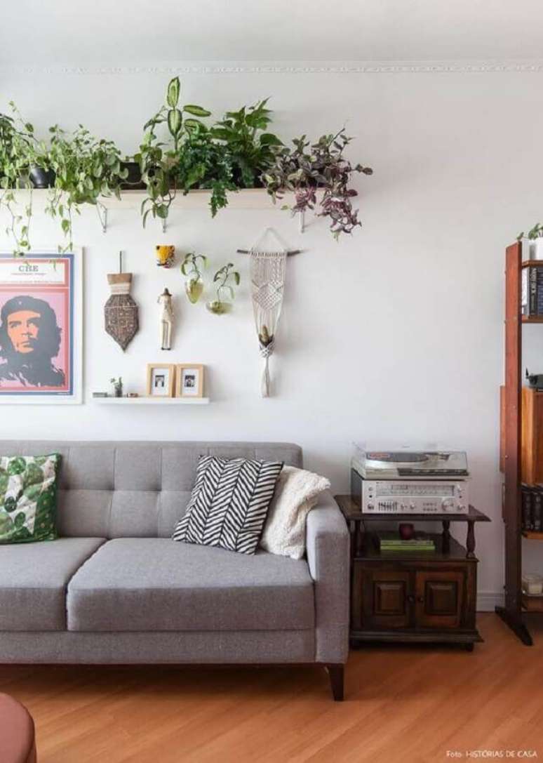 20. Decoração com plantas na parede de sala simples com sofá cinza – Foto: Histórias de Casa