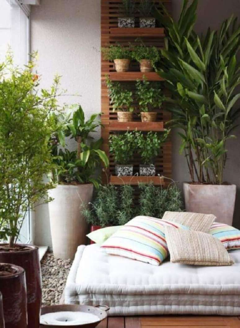 10. Decoração com plantas na parede e no chão para varanda planejada – Foto: Muito Chique