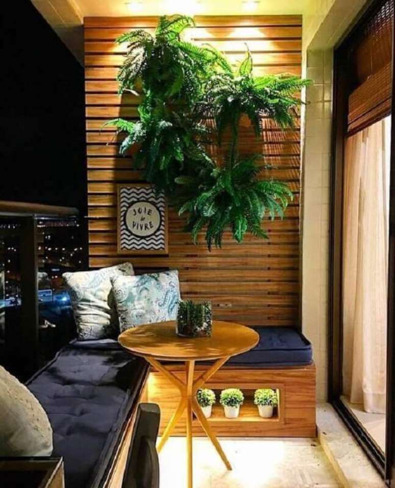 21. Decoração com plantas na parede para varanda planejada pequena com canto alemão – Foto: Casa Très Chic