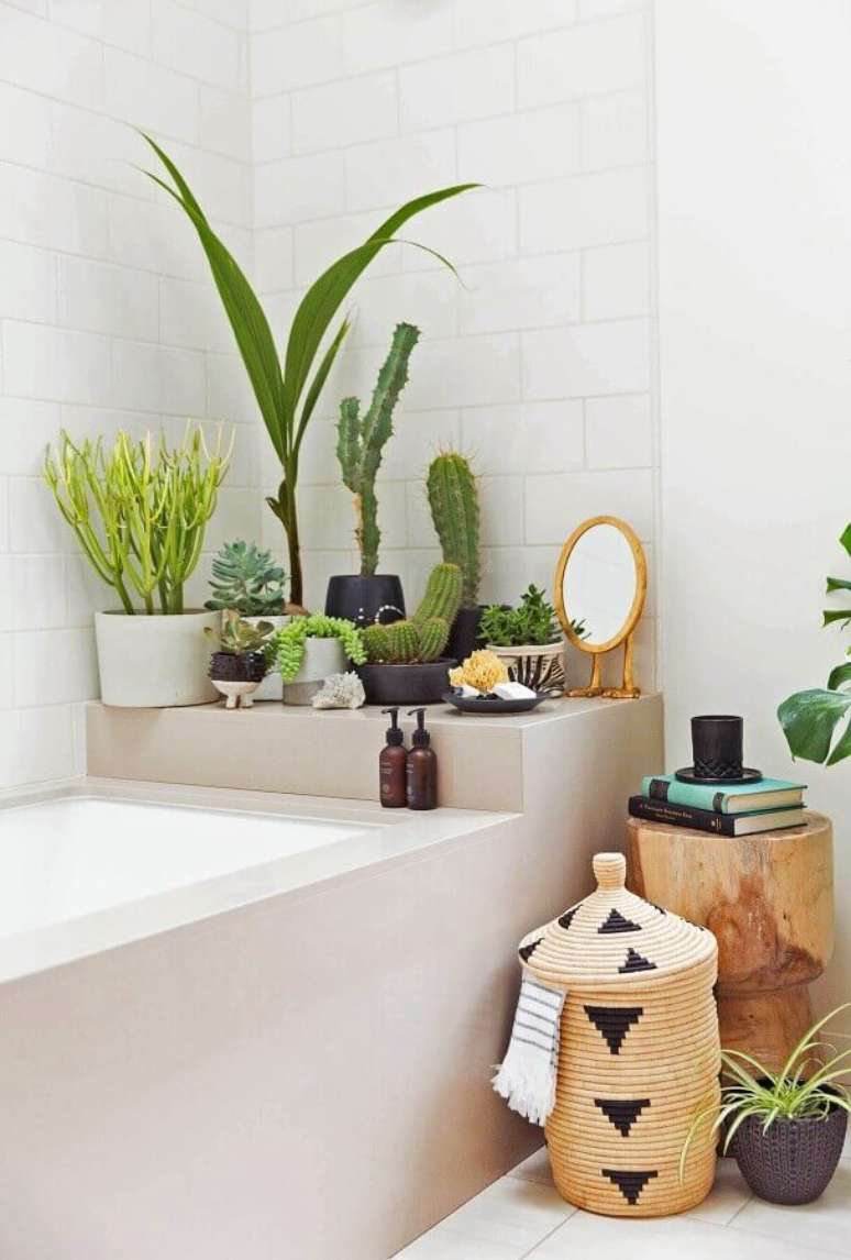 23. Decoração com plantas no banheiro branco com banheira – Foto: Decor Assentos