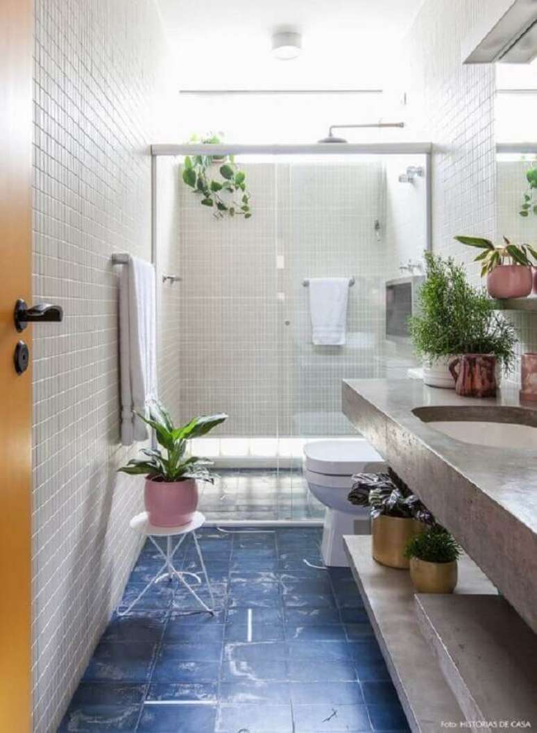 24. Decoração com plantas no banheiro branco com piso azul – Foto: Futurist Architecture