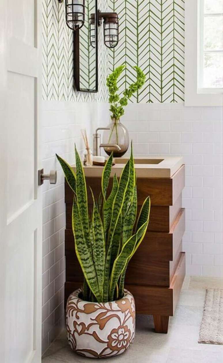 27. Decoração com plantas no banheiro pequeno com gabinete moderno de madeira – Foto: Pinterest