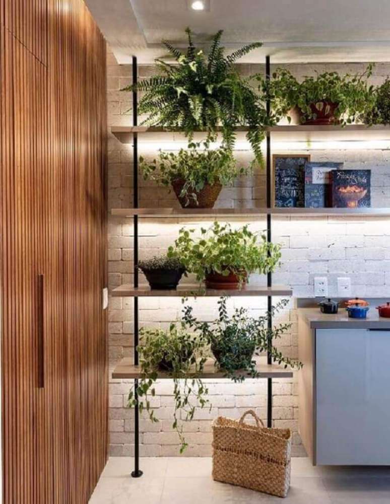 31. Vasos com plantas para decoração de cozinha com estante industrial e parede de tijolinho – Foto: Pinterest