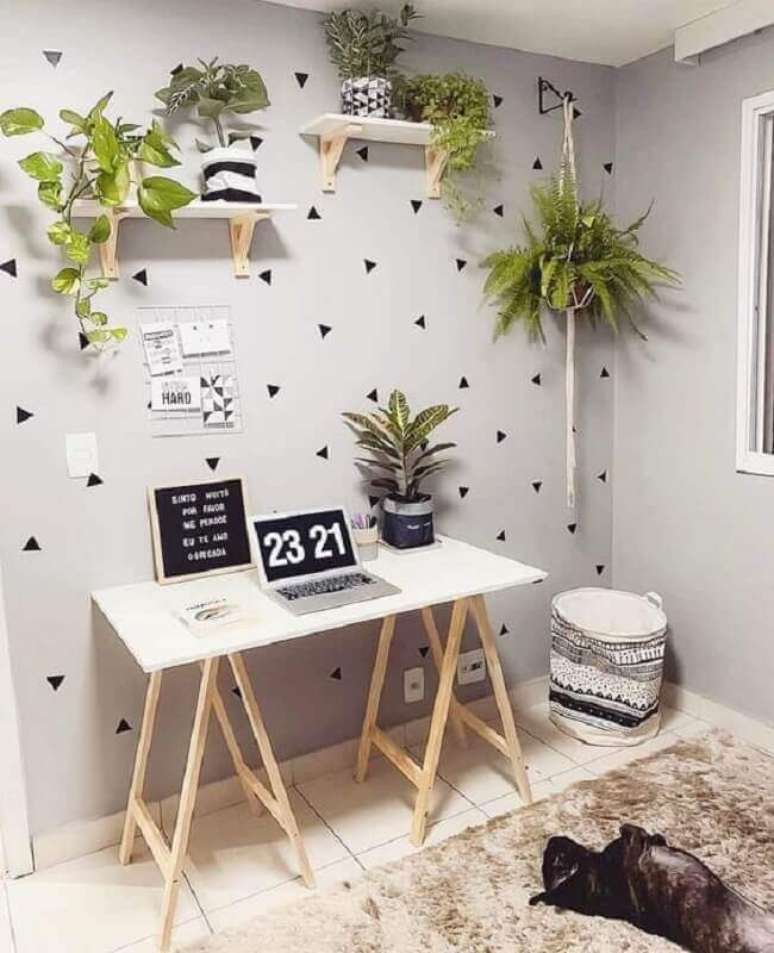 32. Decoração com plantas para home office simples com adesivos de triangulinos na parede – Foto: Pinterest