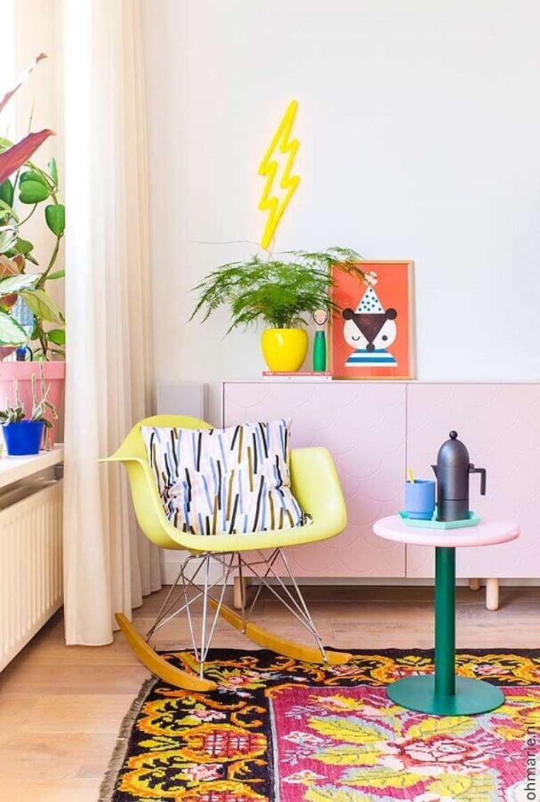 35. Vasos com plantas para decoração de sala de estar colorida – Foto: Oh Marie!