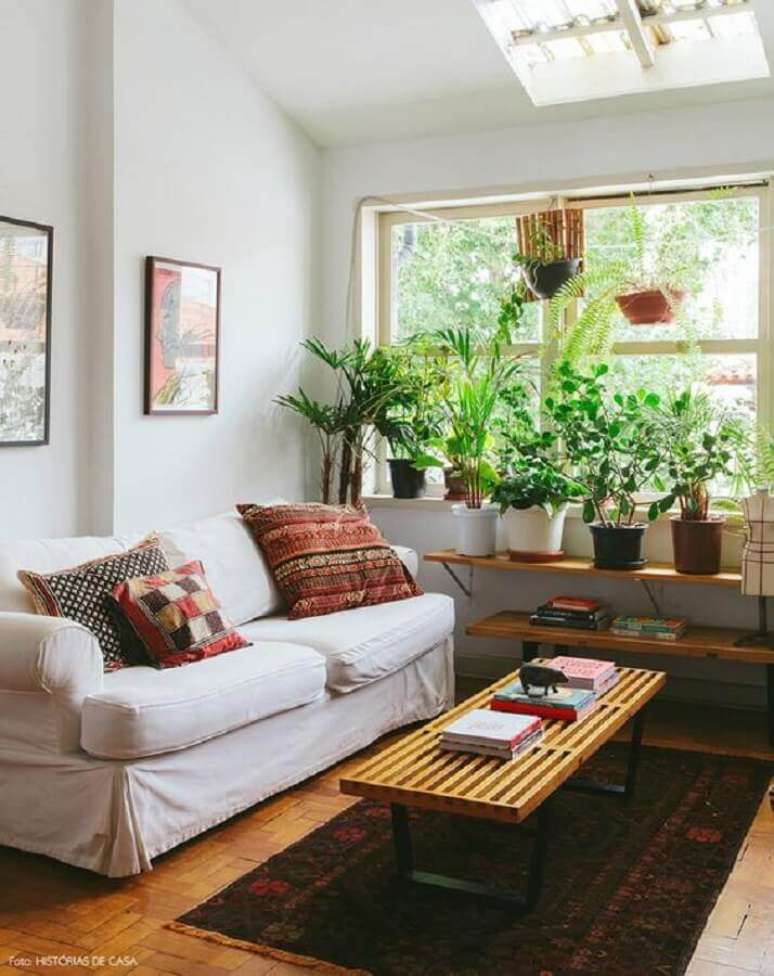 37. Vasos com plantas para decoração de sala simples com sofá branco e mesa de centro de madeira – Foto: Histórias de Casa