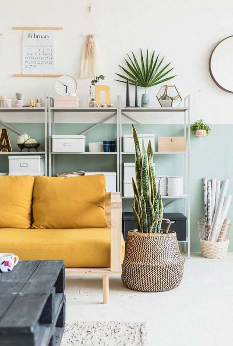 39. Decoração com plantas para sala simples decorada com sofá amarelo de madeira – Foto: CoachDecor