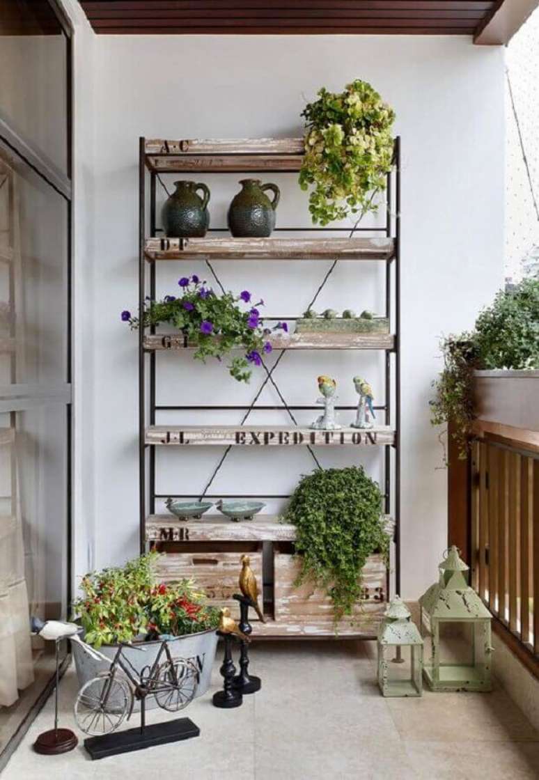 40. Decoração com plantas para varanda com estante simples com prateleiras de madeira – Foto: Casa de Valentina