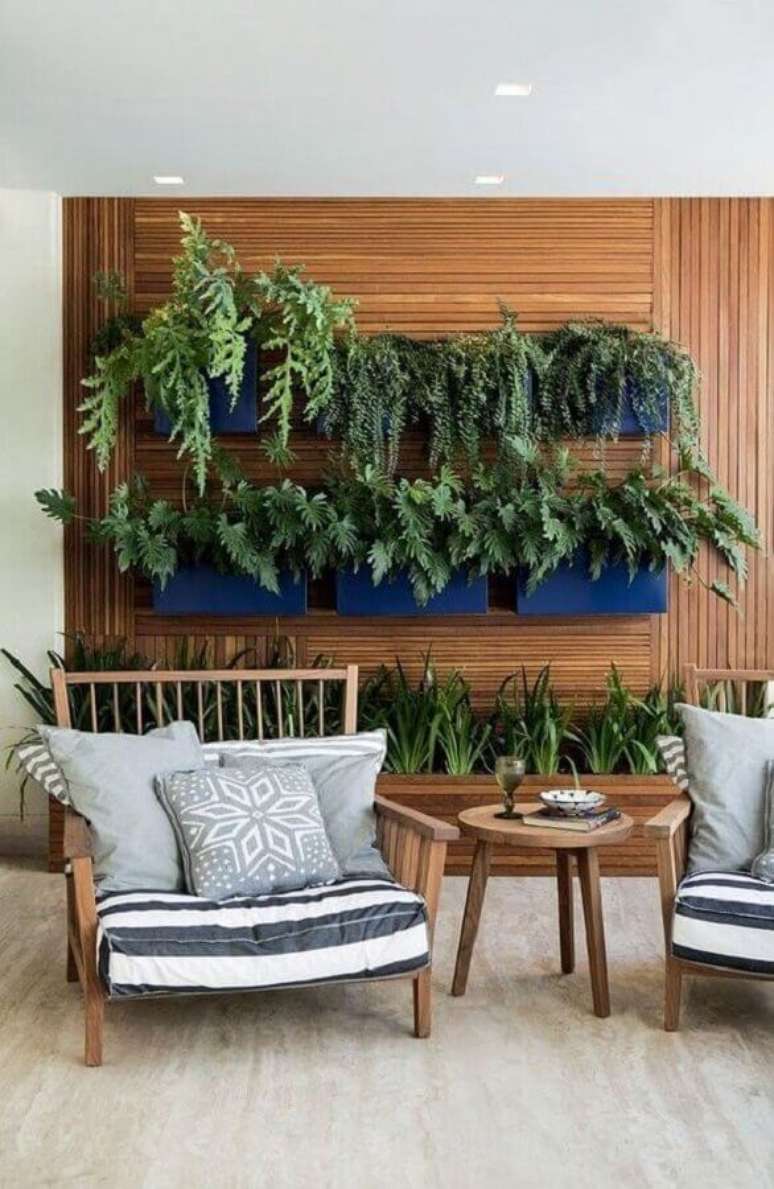 41. Decoração com plantas para varanda com jardim vertical em painel de madeira – Foto: Pinterest