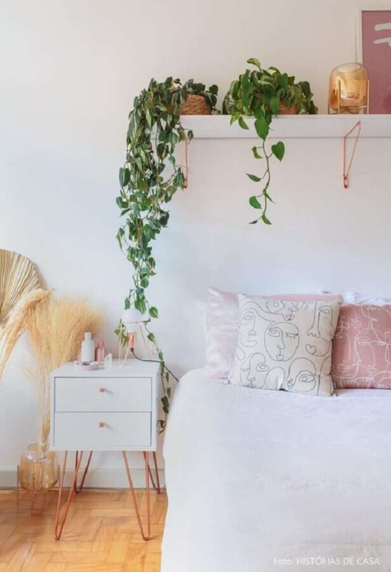 5. Decoração com plantas para quarto feminino branco com detalhes em rose gold – Foto: Histórias de Casa