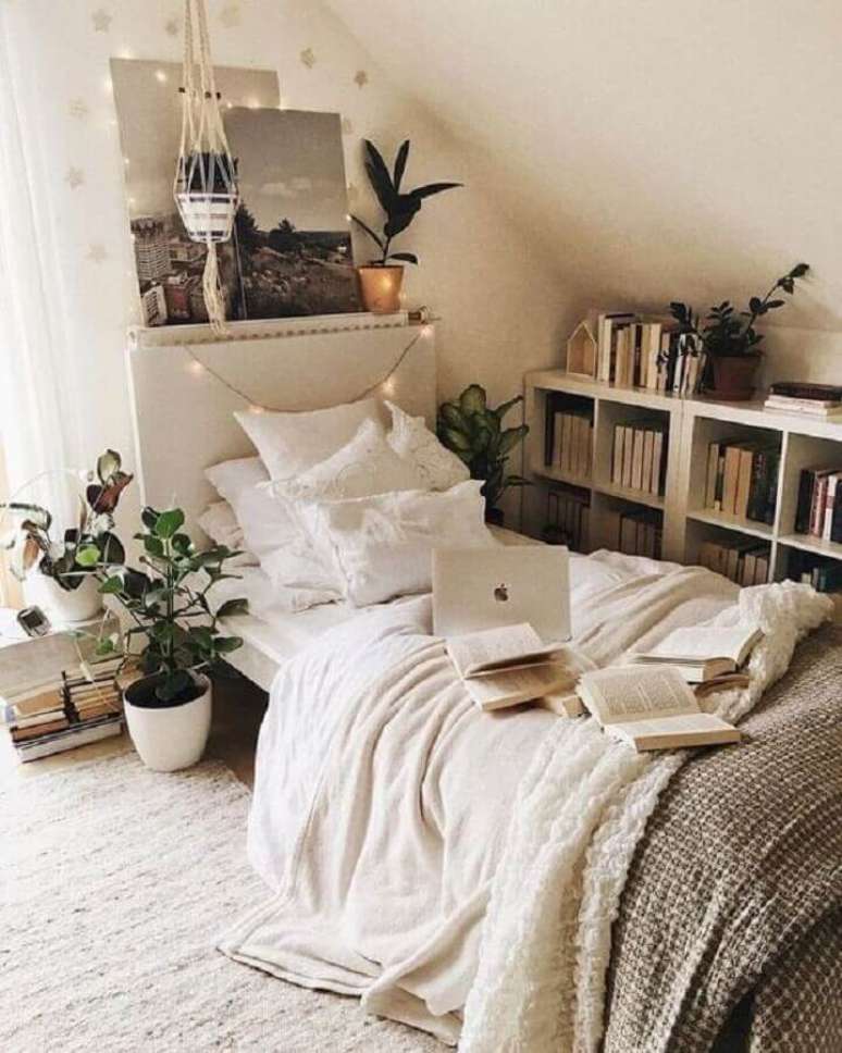 49. Decoração de quarto com plantas e cama baixa – Foto: Pinterest