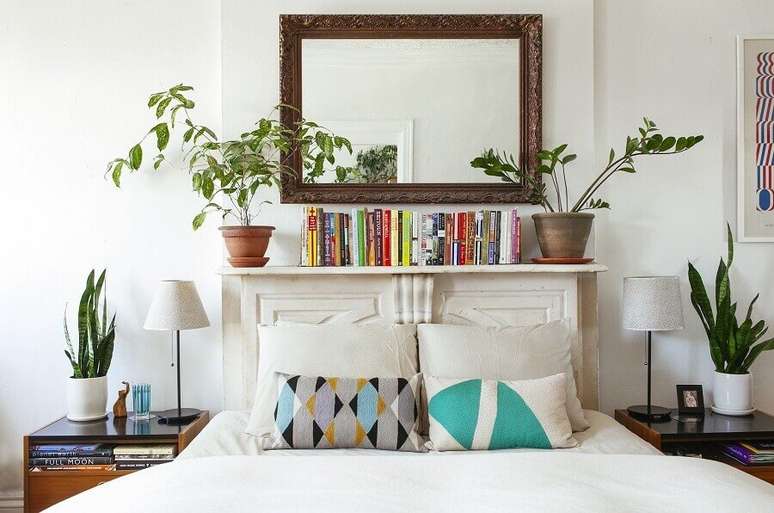52. Decoração de quarto de casal com vasos de plantas e espelho na cabeceira – Foto: Pinterest